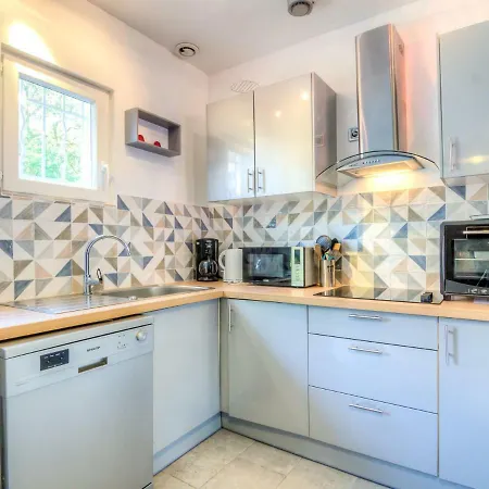 De La By Interhome *